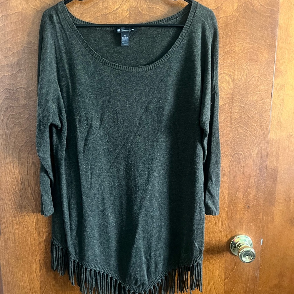 Women’s long sleeve fringe sweater